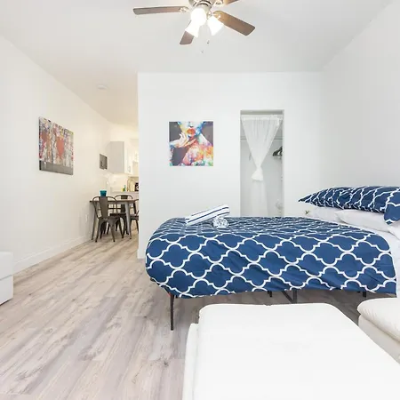 Ocean Drive Deco Apt W/2 Queen Beds, Steps 2 Beach